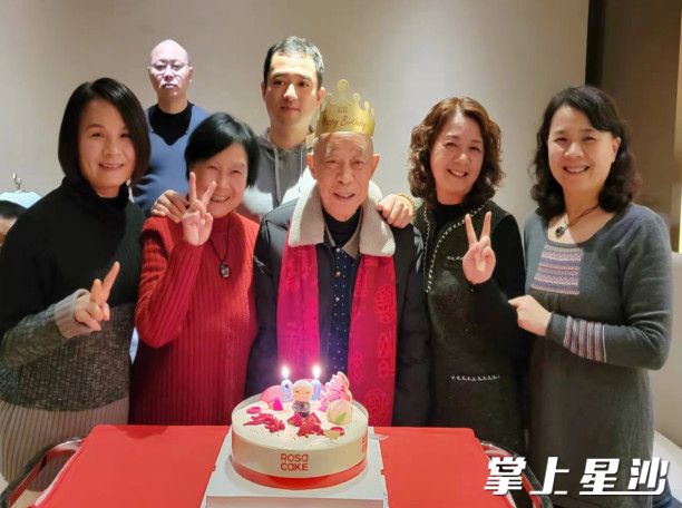 家人为黄德群老人(右三)简办90岁生日。均为受访者供图 家人为黄德群老人(右三)简办90岁生日。均为受访者供图