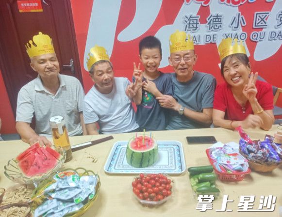 柳汉辉、曹建军、邓建芝、陈旺金一起过集体生日。 柳汉辉、曹建军、邓建芝、陈旺金一起过集体生日。