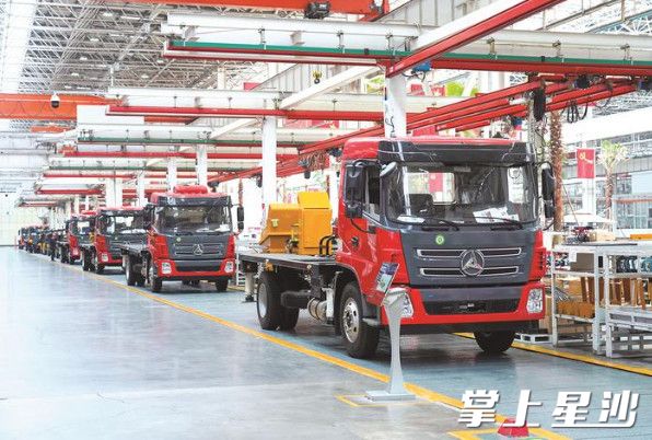 18号灯塔工厂的工人成功转型后，400人便能完成原本需要2800人的工作任务。舒展 摄