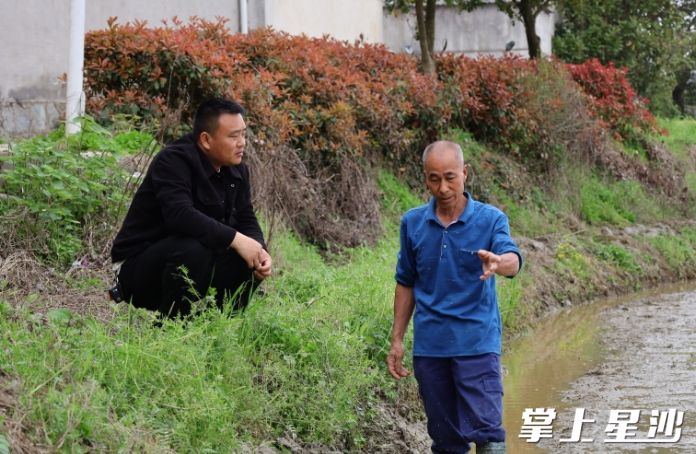 张云（左一）向农户了解今年的春耕情况。刘果林 摄
