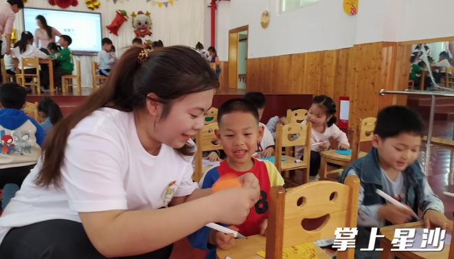 长沙师范学院志愿者指导孩子们手绘。开慧镇供图
