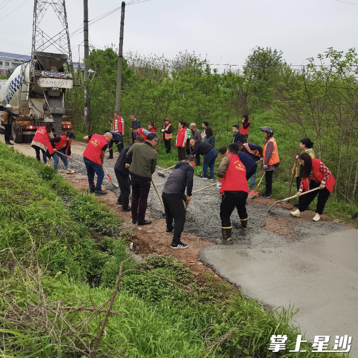 志愿者们化身“水泥工”，对该处道路地形进行“微改造”。黄兴镇供图