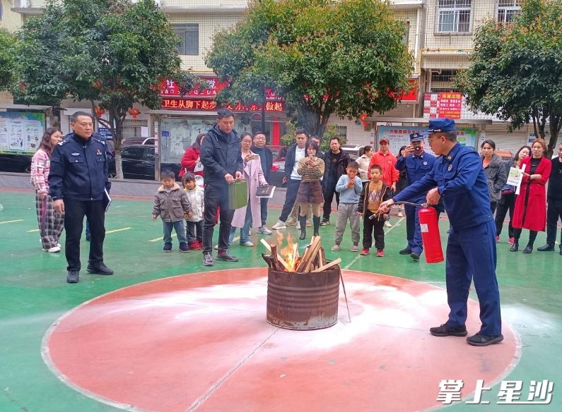 社区消防安全培训现场。