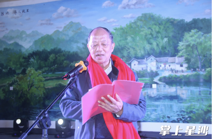 航天专家唐伯昶站上舞台，为村民们生动地讲述他的航天故事。
