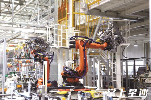 在福田长沙工厂车间内，挥舞的机械臂组成了一座“”钢铁森林。企业供图