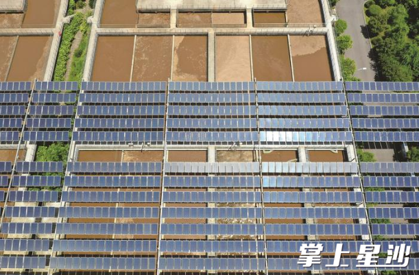 长沙经开区城北污水厂的太阳能光伏板，为厂区提供了全新能源。舒展 摄