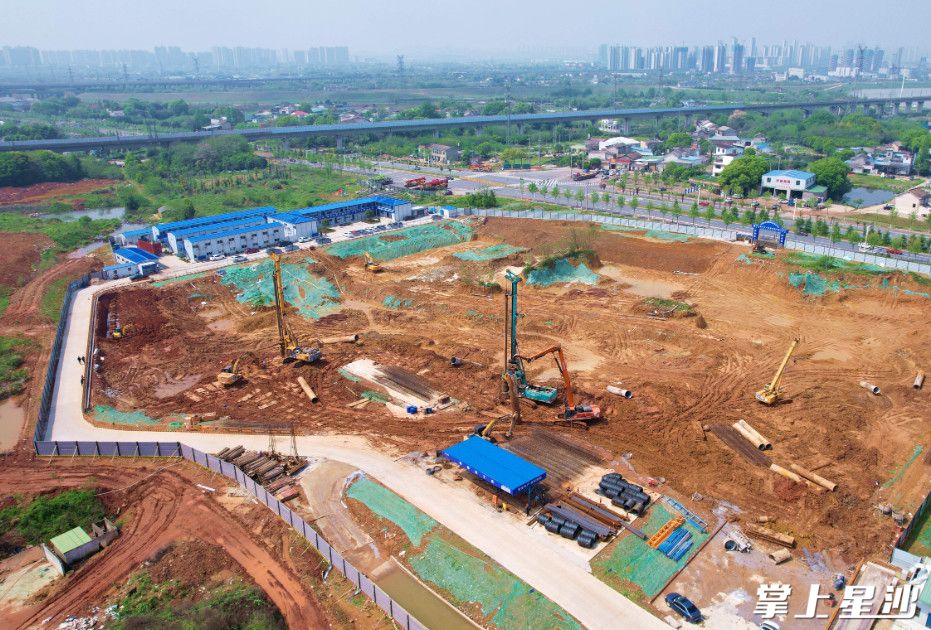 图为长沙县第二人民医院整体搬迁项目施工现场。 盛磊 摄