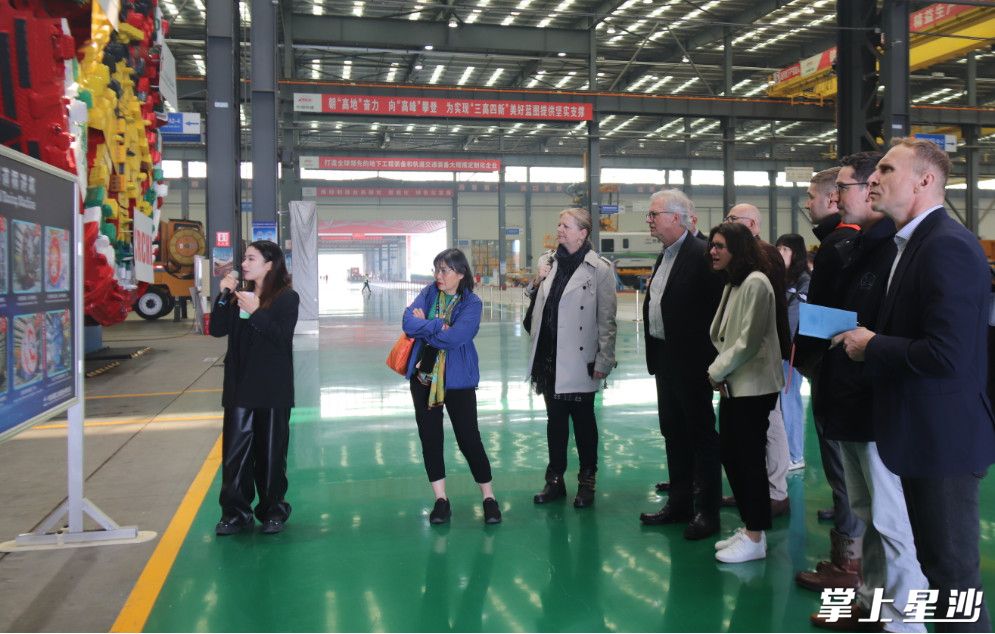 考察团在铁建重工。均为杨源 摄