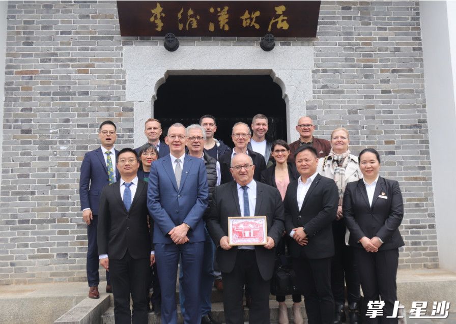 考察团参观李维汉故居。