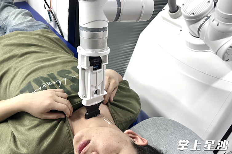 机械臂操作俨然“老把式”。彭永礼 摄