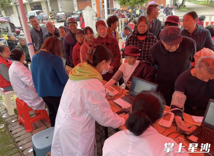金井镇惠农村组织开展免费健康体检活动。金井镇供图