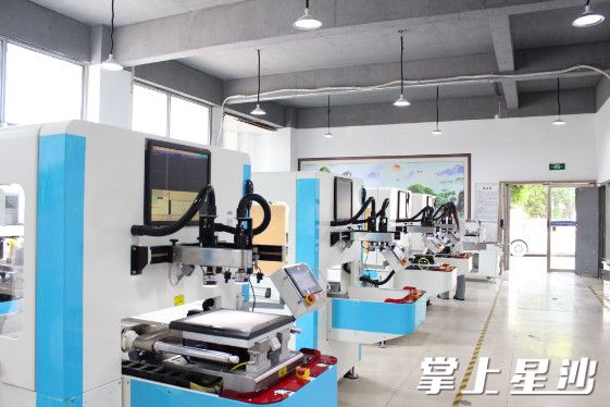 图为建宇网印公司生产车间。
