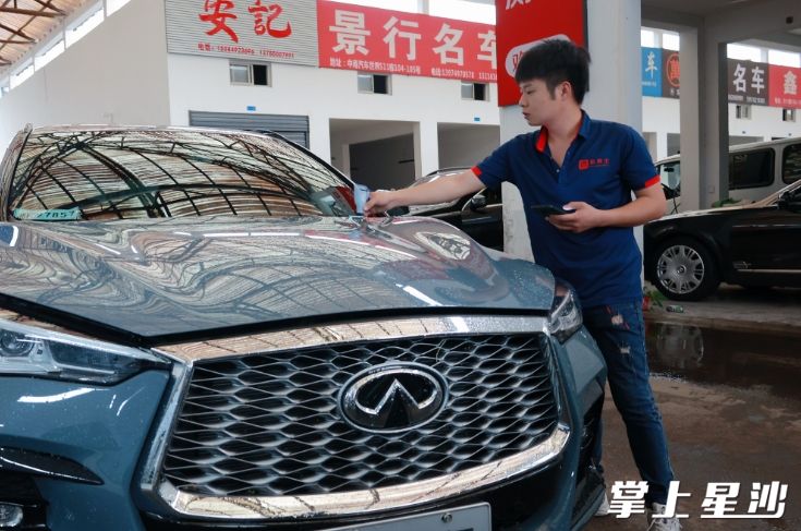 工作人员正检测汽车的漆面数值、结构件。 工作人员正检测汽车的漆面数值、结构件。