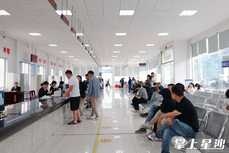 中南汽车世界二手车市场是集二手车展示、评估鉴定、检测认证、车辆拍卖、维修整备等服务配套功能于一体的专业市场,图为服务大厅。 中南汽车世界二手车市场是集二手车展示、评估鉴定、检测认证、车辆拍卖、维修整备等服务配套功能于一体的专业市场,图为服务大厅。