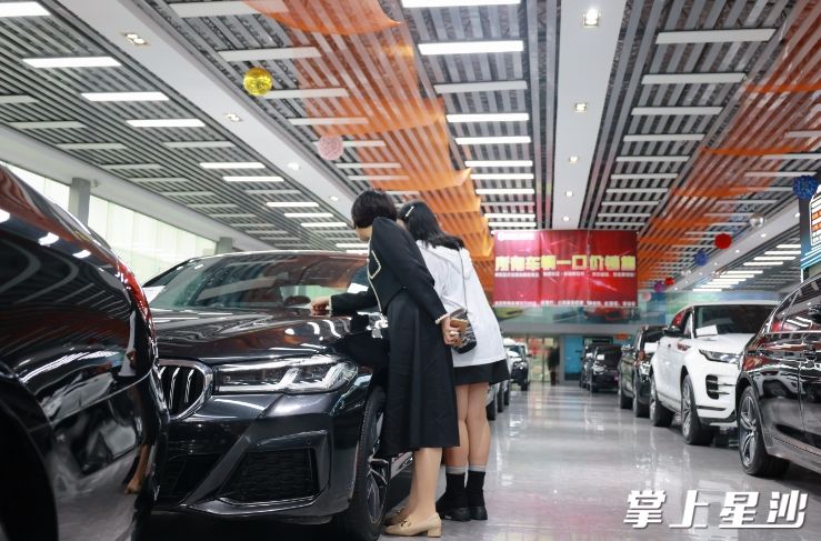 消费者在中南汽车世界二手车交易市场挑选二手车。 消费者在中南汽车世界二手车交易市场挑选二手车。
