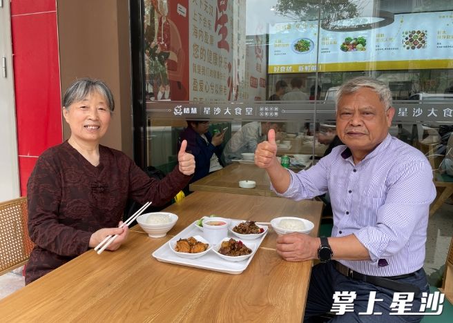 社区老年居民称赞长沙县助老餐厅便民利民。张梓峰 摄