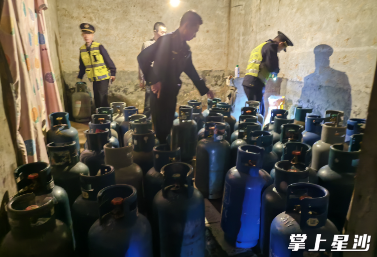工作人员查处燃气“黑窝点”现场。长沙县城管局供图