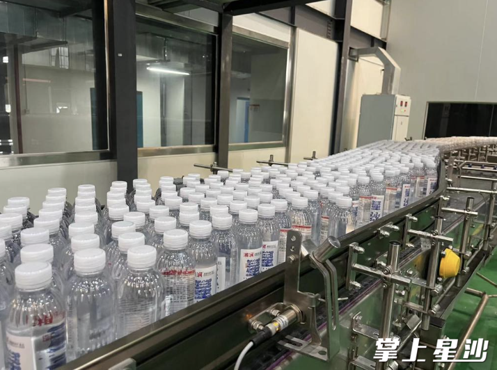 图为生产线上的“湘涧”饮用天然矿泉水。均为县水业集团供图