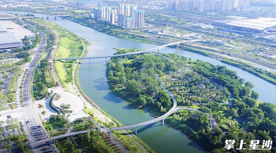 与长沙国际会展中心隔河相望的磨盘洲生态公园，集生态、景观、功能三位一体。黄兴镇供图