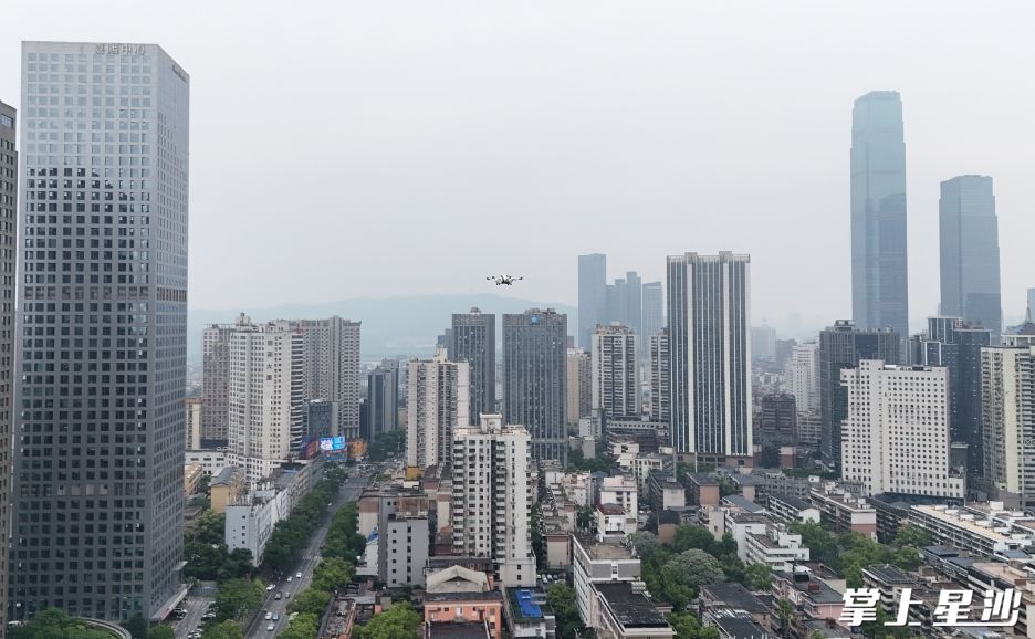 无人机从长沙血液中心顺利启航，将飞往中南大学湘雅二医院。
