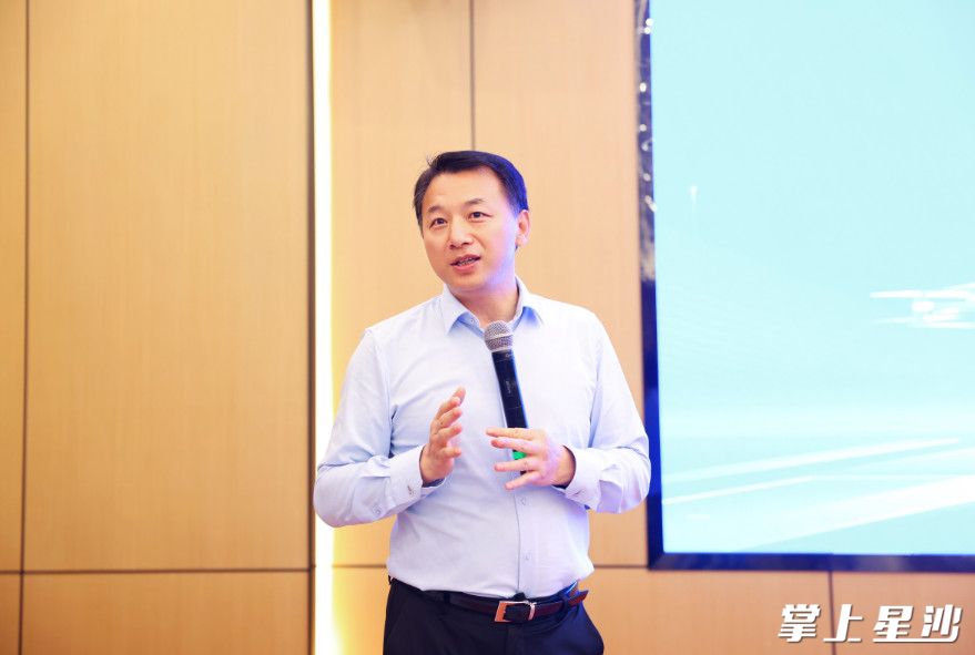 湖南省通用航空发展有限公司董事长何雄平作交流分享。