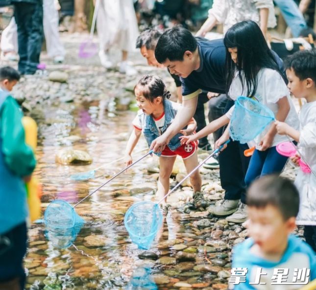 到浔龙河樱花谷逗小猪、捞小鱼、捉泥鳅……与可爱动物亲密贴贴。均为长沙县文旅局供图