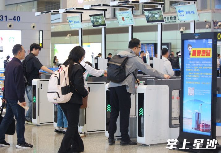 图为旅客在长沙机场T2航站楼办理登机手续。 长沙机场供图 图为旅客在长沙机场T2航站楼办理登机手续。 长沙机场供图