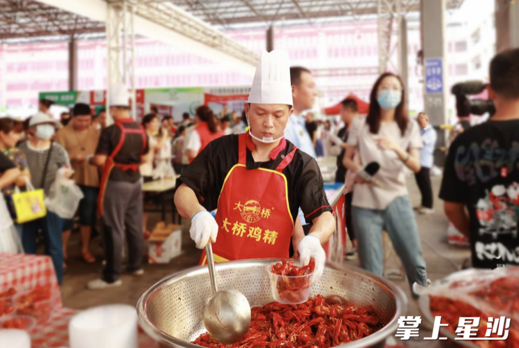 为促进消费，市场每年推出“龙虾节”。文雅丽 摄