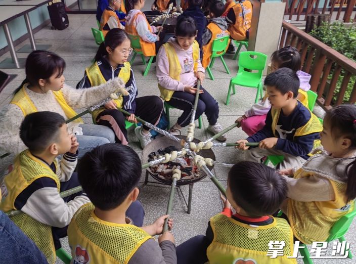 在飘峰山庄，孩子们自己动手做食物。长沙县文旅局供图