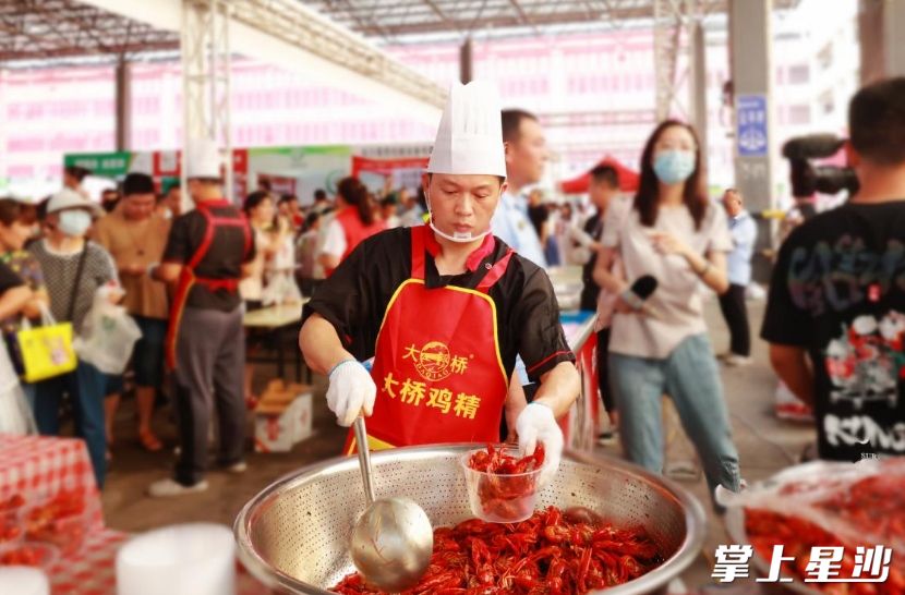 在水渡河市场，买虾的人络绎不绝。