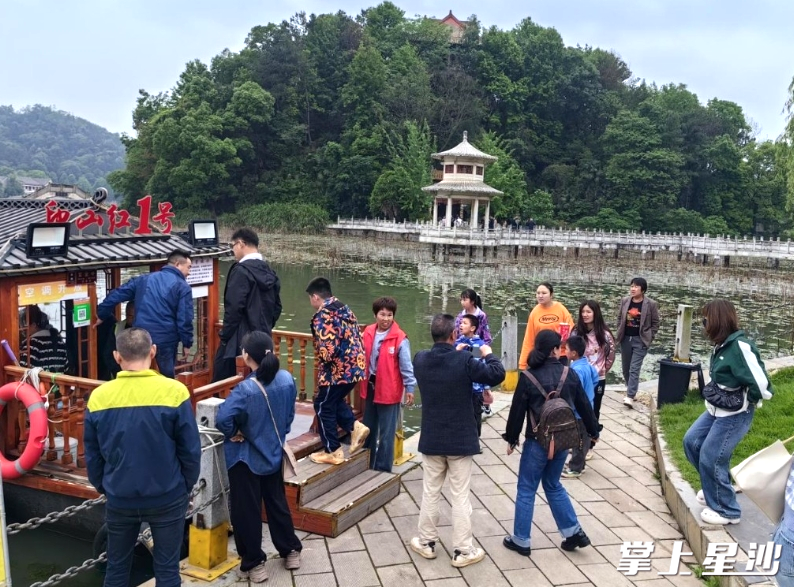 志愿者组织游客有序登上“印山湖一号”游船。