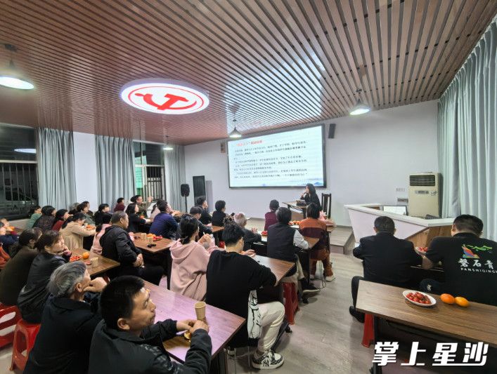 余家坳“村民夜校”讲课现场。张庆 摄