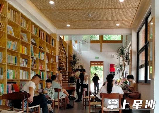 市民在大沙里乡村咖啡书屋内看书。