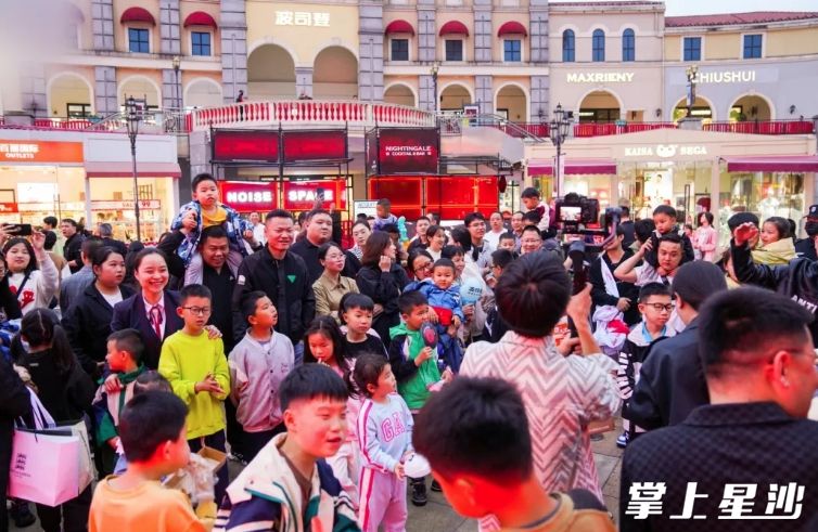 “五一”期间，前来长沙百联奥特莱斯购物广场购物、打卡的市民络绎不绝。均为企业供图