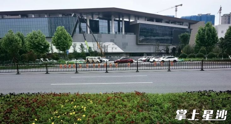 永旺梦乐城附近拟修建人行通道路段。长沙县城管局供图 永旺梦乐城附近拟修建人行通道路段。长沙县城管局供图