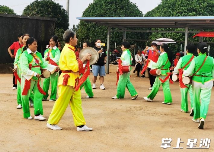 高德福带着20余名老年人身挂腰鼓、手舞彩带练习腰鼓舞。黄兴镇供图