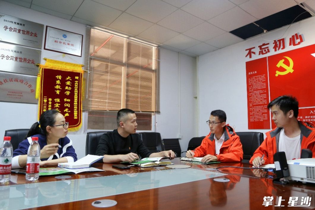 黄兴镇工作人员进企提供“一对一”服务，帮助企业解难题。均为陈晨 摄