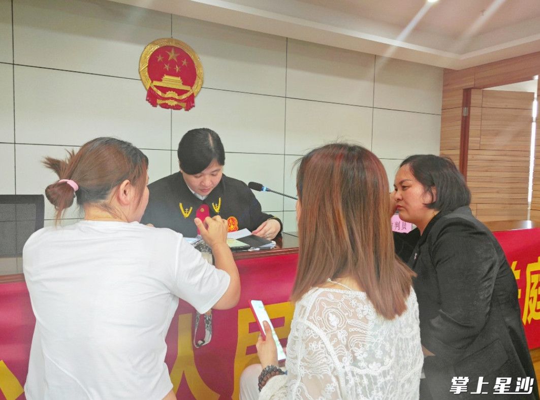 巡回法庭结束后，现场进行法律咨询服务的人员络绎不绝，达到了“庭审一案，教育一片”的效果。