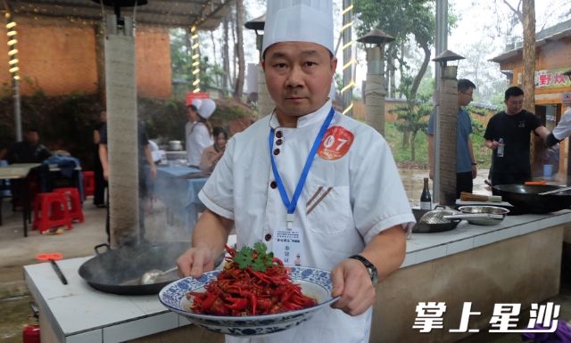 参赛选手展示制作的菜品。