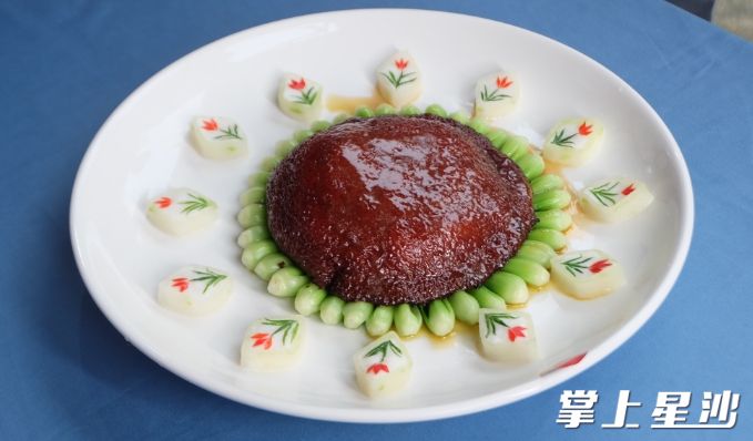 一道道造型精美、色香味俱全的本土特色菜端上桌。