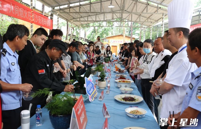 现场评委和观众感受美食的魅力。