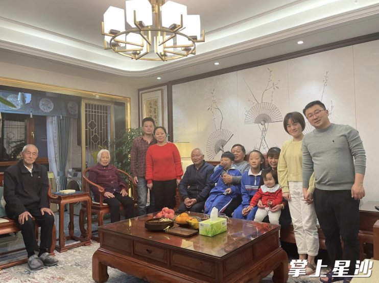 黄利霞一家人合影。黄兴镇供图