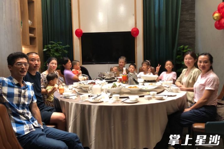 图为廖玲一家。