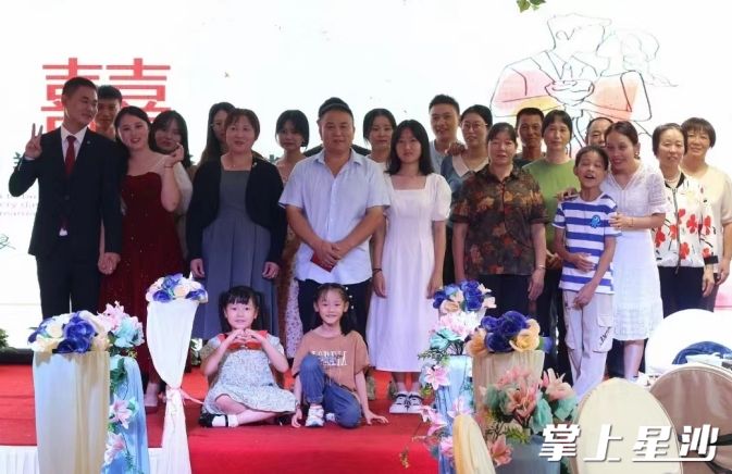 图为彭燕辉一家。