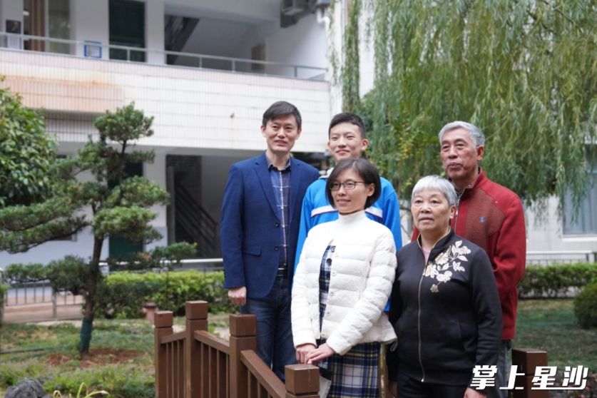 图为陈莹一家。