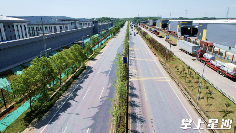 黄江公路——晟象智慧物流园南侧围墙路段沿线提质改造后现状。