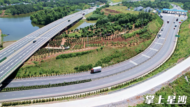 江干高速南侧——干杉收费站路段经提质改造后全景图。