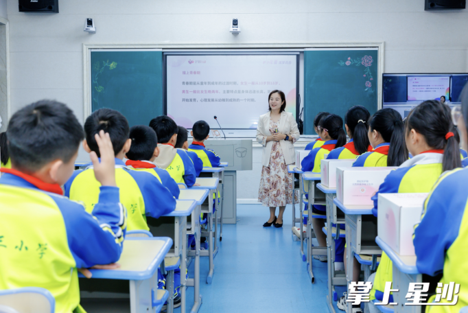 泉塘三小以“现场授课+同步直播”的方式为全体师生带来《如何预防性侵》的公益课。均为街道供图