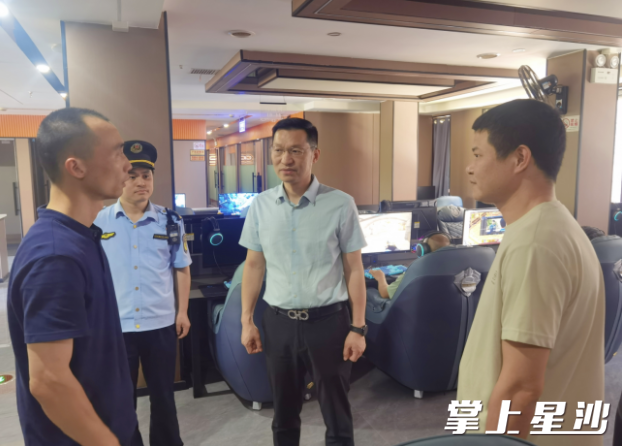 街道党工委委员、政法委员唐进（左三）组织泉塘行政执法队、小塘路社区在网吧检查。