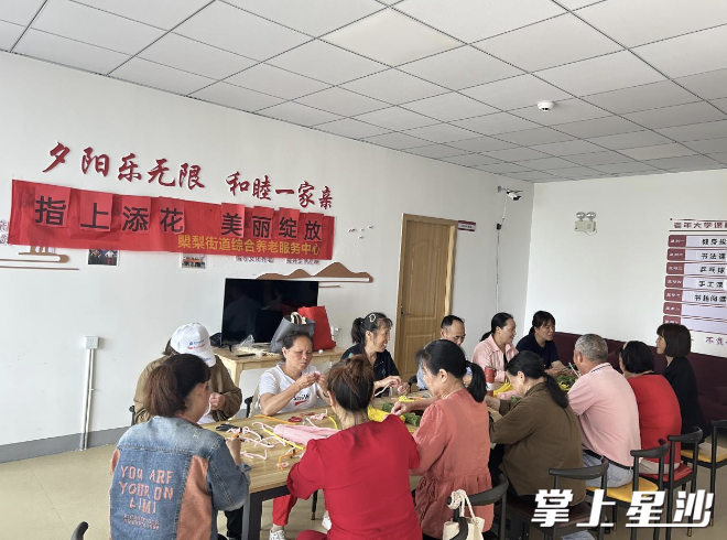 㮾梨街道君泓养老服务中心活动现场。